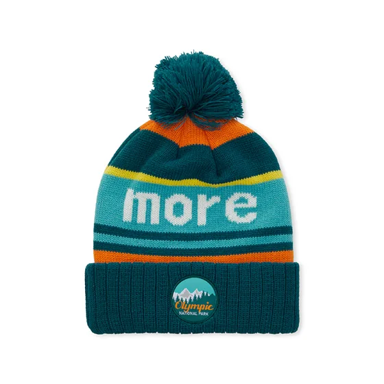 Gorro jacquard con patrón personalizado de RPET en puños de punto acanalado 3*1 y con pompón. · MW1116