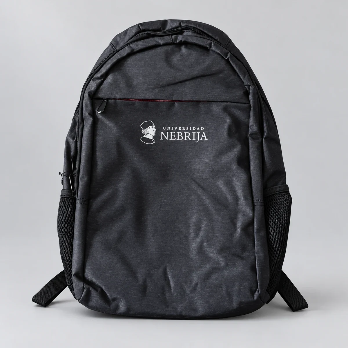 Mochila Universidad Nebrija: producto personalizado con el logotipo original, fotografía retocada de estudio