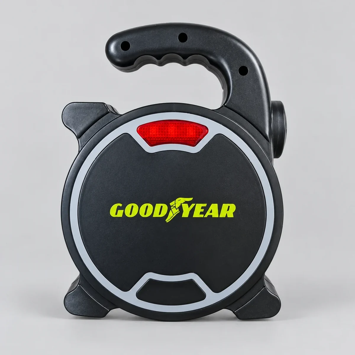 Linterna Goodyear: producto personalizado con el logotipo original, fotografía retocada de estudio
