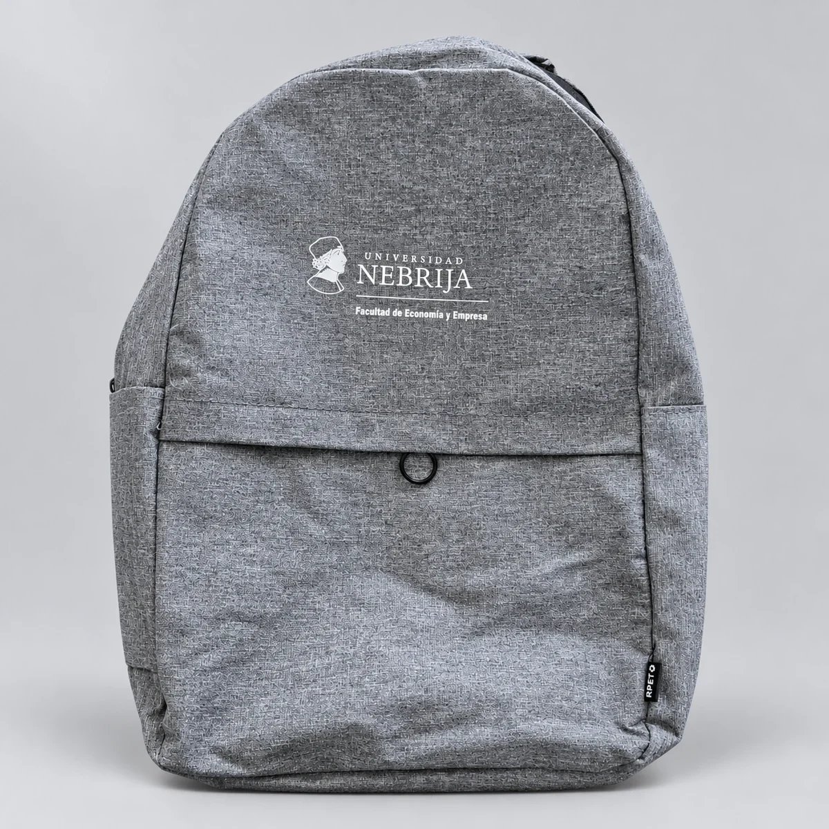 Mochila gris Nebrija: producto personalizado con el logotipo original, fotografía retocada de estudio