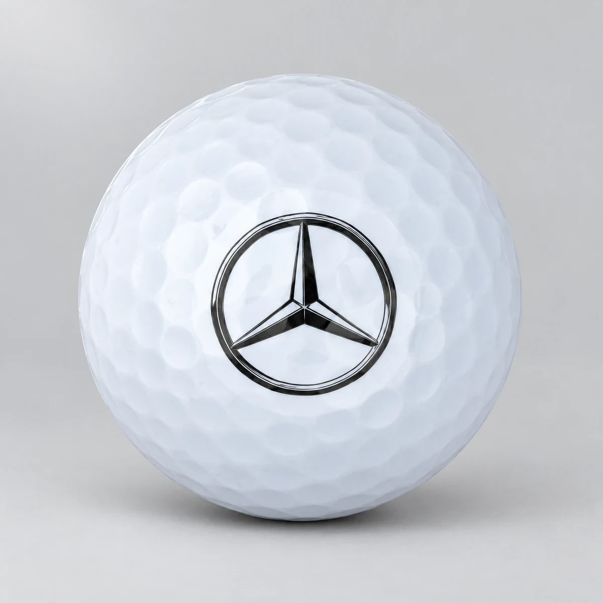 Bola de golf personalizada con el logotipo Mercedes-Benz, fotografía retocada de estudio