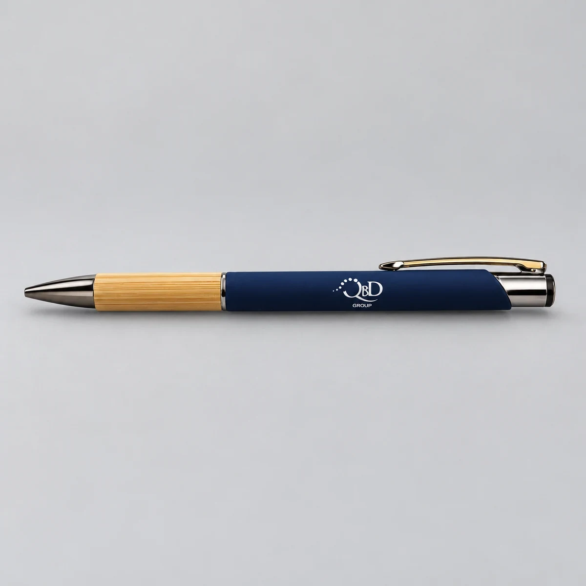 Bolígrafo personalizado: producto personalizado con el logotipo original, fotografía retocada de estudio