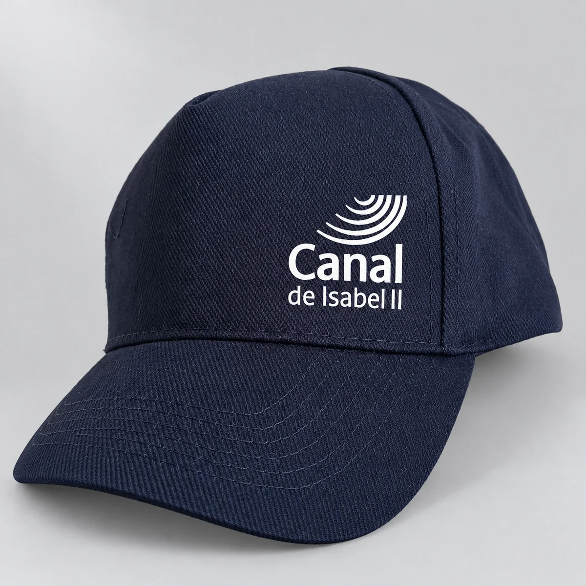 Gorra Canal de Isabel II: producto personalizado con el logotipo original, fotografía retocada de estudio