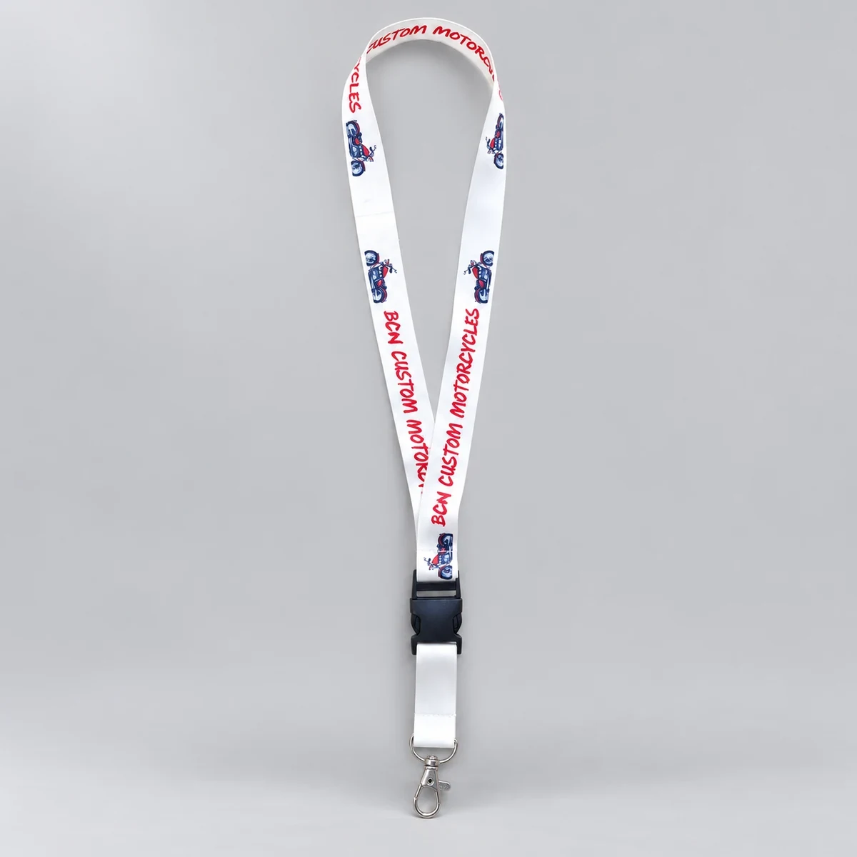 Lanyard BCN Custom: producto personalizado con el logotipo original, fotografía retocada de estudio