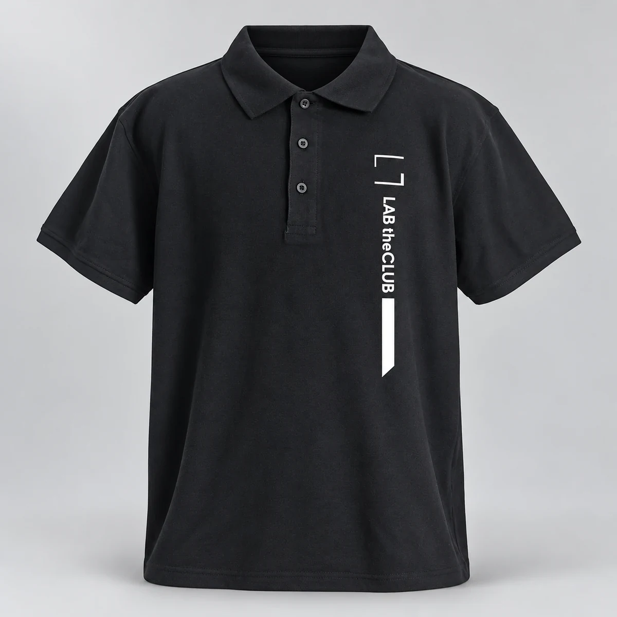 Polo corporativo oscuro personalizado: producto personalizado con el logotipo original, fotografía retocada de estudio