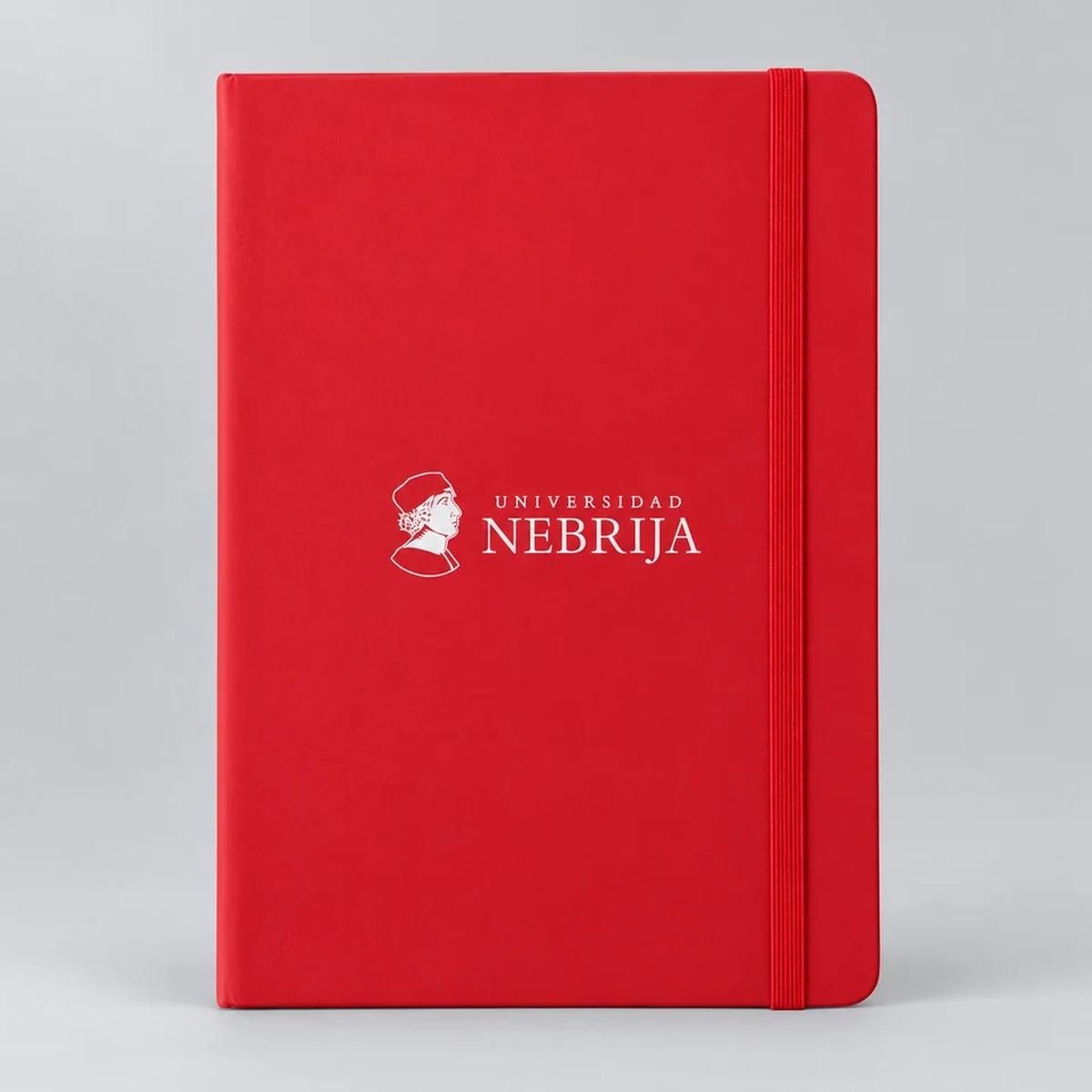Libreta roja Nebrija: producto personalizado con el logotipo original, fotografía retocada de estudio