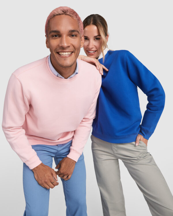 Modelos con sudaderas Roly rosa y azul